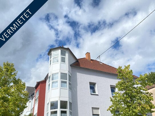 *Vermietet* Pachten: Zentrale und helle Dachwohnung mit Loggia