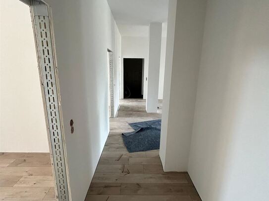 Erstbezug nach San.! Großzügige 5-Zimmer Loft mit Wanne, Dusche und Riesenloggia in ruhiger Lage!