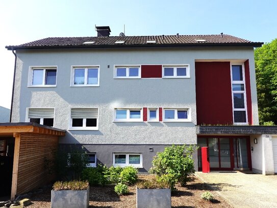 Gepflegte ca. 89 m² große DG-Wohnung mit großem Wohn-/Esszimmer, Tageslichtbad und PKW-Stellplatz