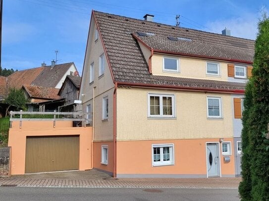 Einfamilienhaus mit Garten, Garage im guten Zustand ideal für eine junge Familie. Kurzfristig frei.