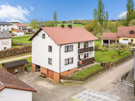 Großzügiges Zweifamilienhaus mit sechs Garagen und großem Grundstück in guter Lage von Bernhardswald