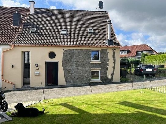 Idyllisch wohnen… modernes, gemütliches Reiheneckhaus (ursprüngliches Bauernhaus) mit alter Scheune und Garage in Lüden…