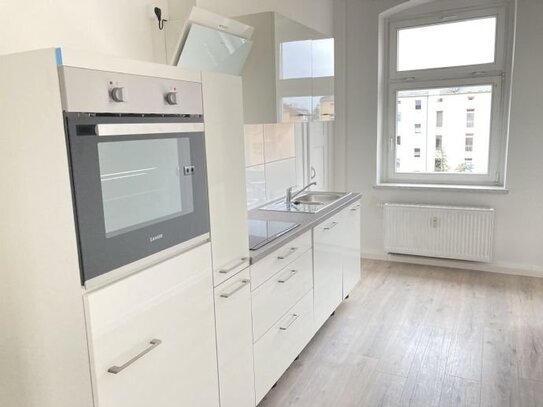 Ab 01.01.2025 verfügbar! Altbau-Wohnung mit 3 Zimmern, Einbauküche und Balkon