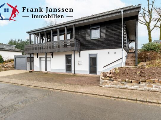 Freistehendes, modernisiertes Einfamilienhaus mit zwei Garagen & tollem Weitblick in Bleialf