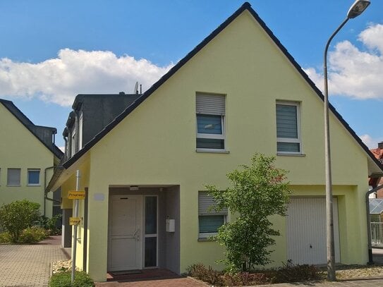 Freistehendes Haus mit großer Terrasse und Einzelgarage