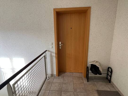 Zwei Zimmer Küche und Duschbad.
