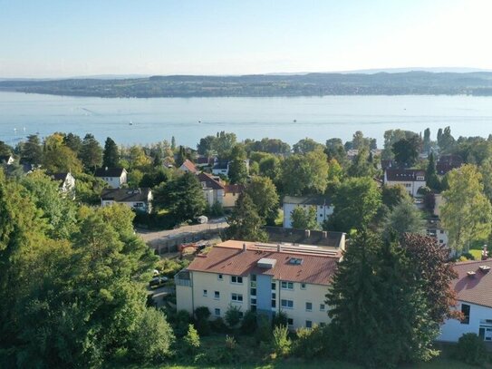 Sonnige 3 Zimmer EG -Wohnung mit großem Balkon . Kurze Wege ins Grüne und den Birnauer Wald !