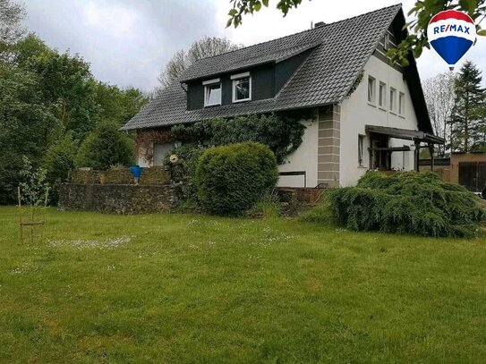 Zweifamilienhaus mit großem Grundstück in ruhiger Lage in Auetal