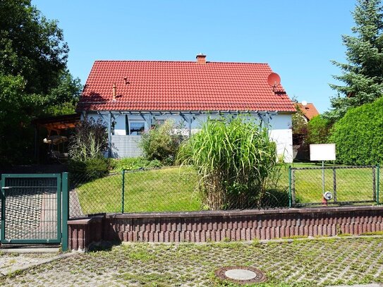 Freistehendes Einfamilienhaus mit Ausbaureserve von ca. 65 m² im DG, ruhige Lage, großes Grundstück