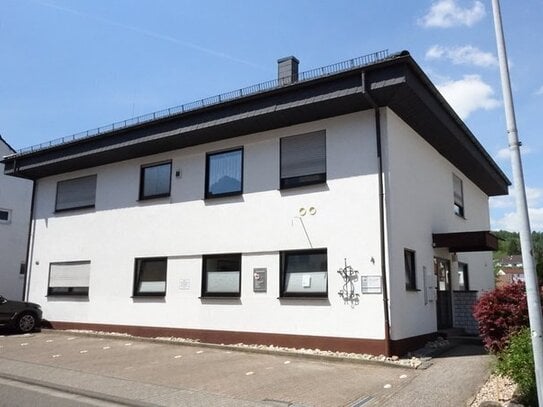 Gepflegtes 1-2-Familienhaus mit Praxis und Doppelgarage in Zentrumslage von 66981 Münchweiler