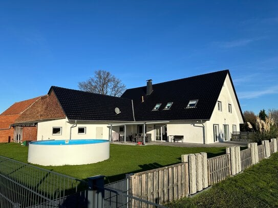 In Alleinlage auf einem 2.576 m² großen Grundstück steht dieses kernsanierte Landhaus...