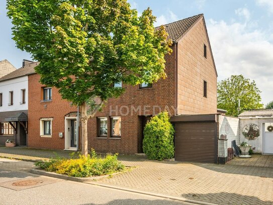 Charmantes Reihenmittelhaus mit großem Garten, Pool und Doppelgarage in ruhiger Lage