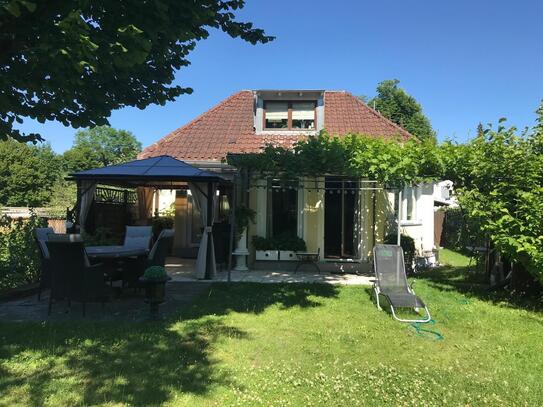 Idyllisches Einfamilienhaus, ruhig gelegen, mit eigenem Bachlauf und autarker Gästehütte