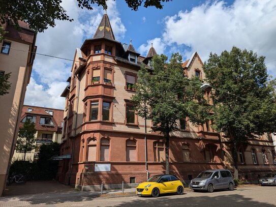 Repräsentative Wohnung mit 6 großen Zimmern in zentraler Lage