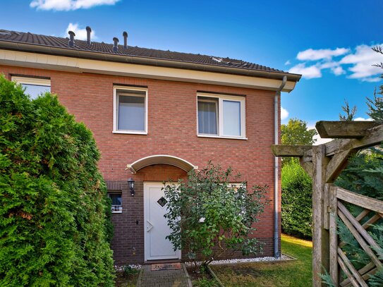 Modernses Reihenendhaus mit fünf Zimmern, Terrasse, kleinem Garten und PKW Stellplatz in Ahrensfelde