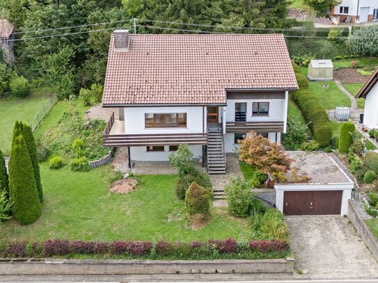 PROVISIONSFREI - In toller Aussichtslage: Einfamilienhaus mit Garten und Garagen