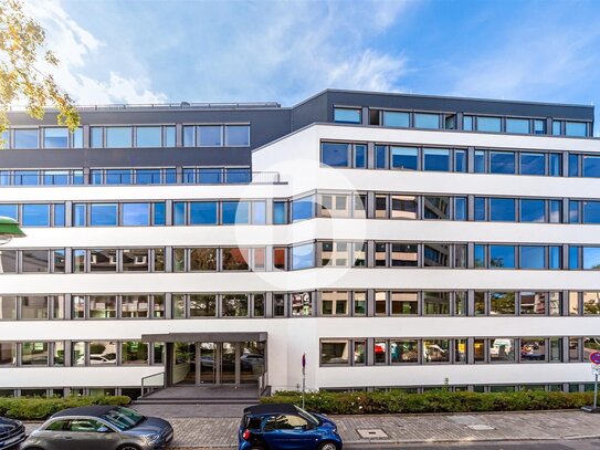 Bürogebäude mit Blick auf die Skyline Frankfurts