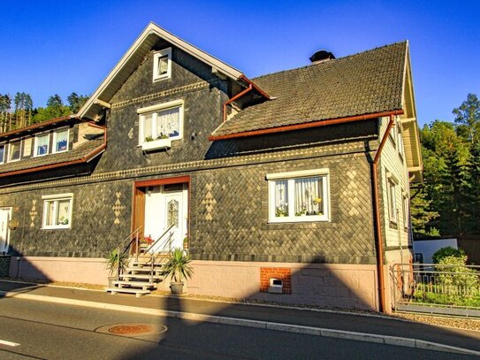 Einfamilienhaus (DHH) mit großem Garten, Nebengebäude und Garagen