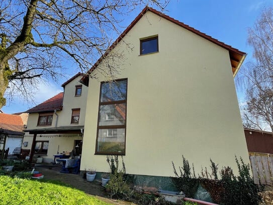 Wohnhaus mit Nebengebäuden und großem Grundstück in Frankenberg-Geismar