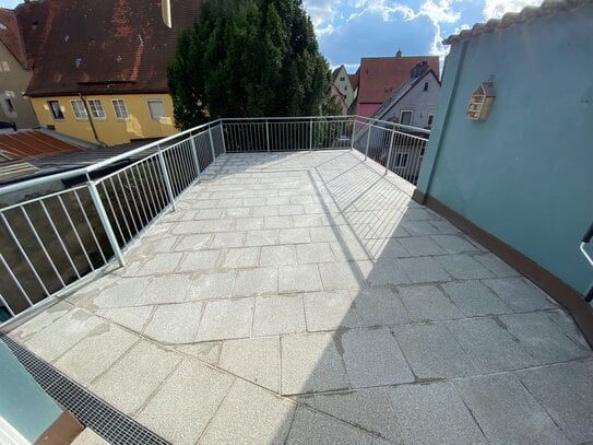 -- Erstbezug nach Renovierung 2,5-Wohnung mit großer Terrasse --