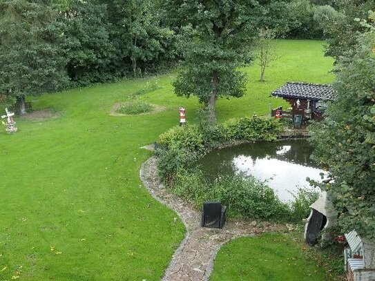 Unikat! Riesige Wiese mit sparsamem Fernwärme-Haus zu verkaufen! Repräsentatives Wohnen mit Garage!