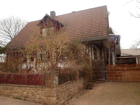 Wohnhaus mit Gewerbeeinheit oder Werkstatt