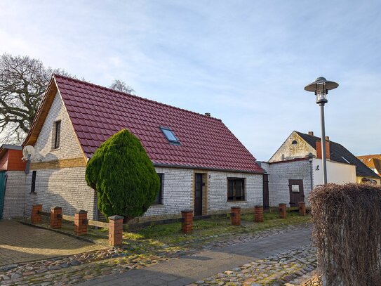 Ehemaliges Kapitänshaus - 100 m vom Hafen Wiek auf Rügen - leerstehend