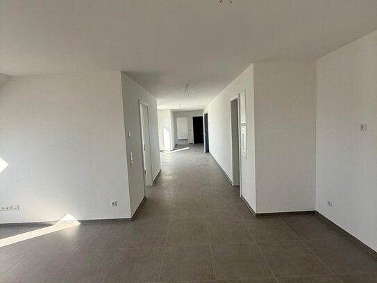 schöne 4 Zimmer Dachgeschosswohnung mit Balkon zu verkaufen! 5 % Rabatt bis 28.02.2025!