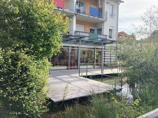 Sonnige, helle und barrierefreie 3-Zimmer-ETW mit Balkon und Lift. Einbauküche und KFZ-Stellplatz. Bezug ab März 2025