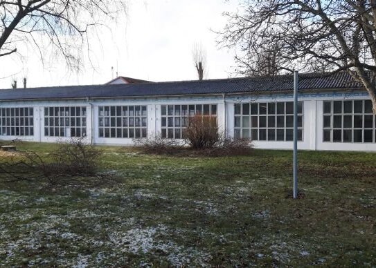 Verkaufs- oder Lagerhalle auf großem Firmenpark