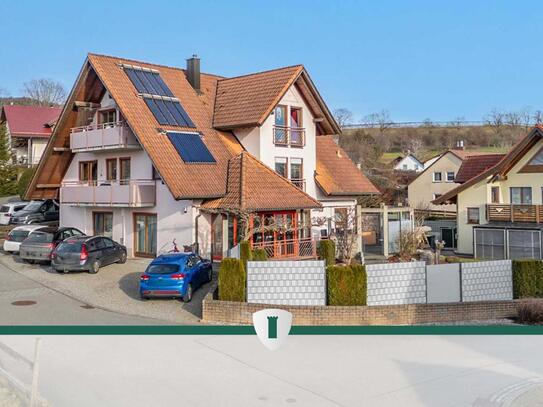 Attraktive Dachgeschosswohnung mit Balkon in schickem 3-Familienhaus in bevorzugter Lage von Beuren