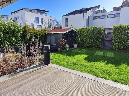 Ca. 116 m² große Erdgeschosswohnung mit Terrasse und Garten, Tageslichtbad, G-WC, 2 PKW- Stellplätze