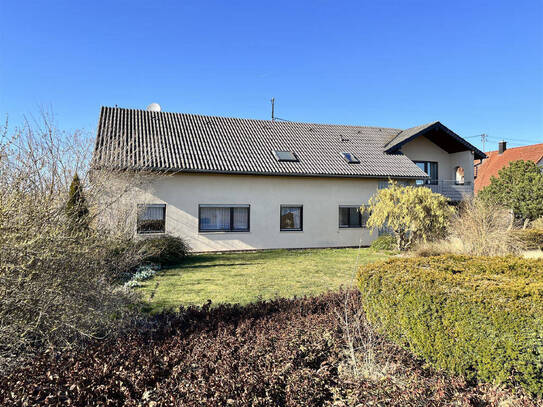 großes Zweifamilienhaus mit Nebengebäude mit großem Grundstück direkt in der Natur