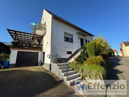 Freistehendes Ein- oder Zweifamilienhaus mit Garten und Garage.