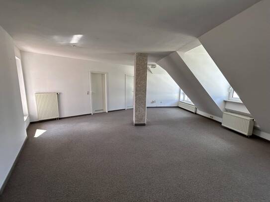 Vielseitige Dachgeschoss-Gewerbeeinheit mit sonniger Terrasse - Umnutzung zu Wohnzwecken möglich