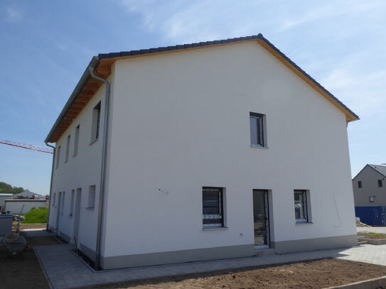 Doppelhaushälfte mit Carport - Jetzt zum Erstbezug!