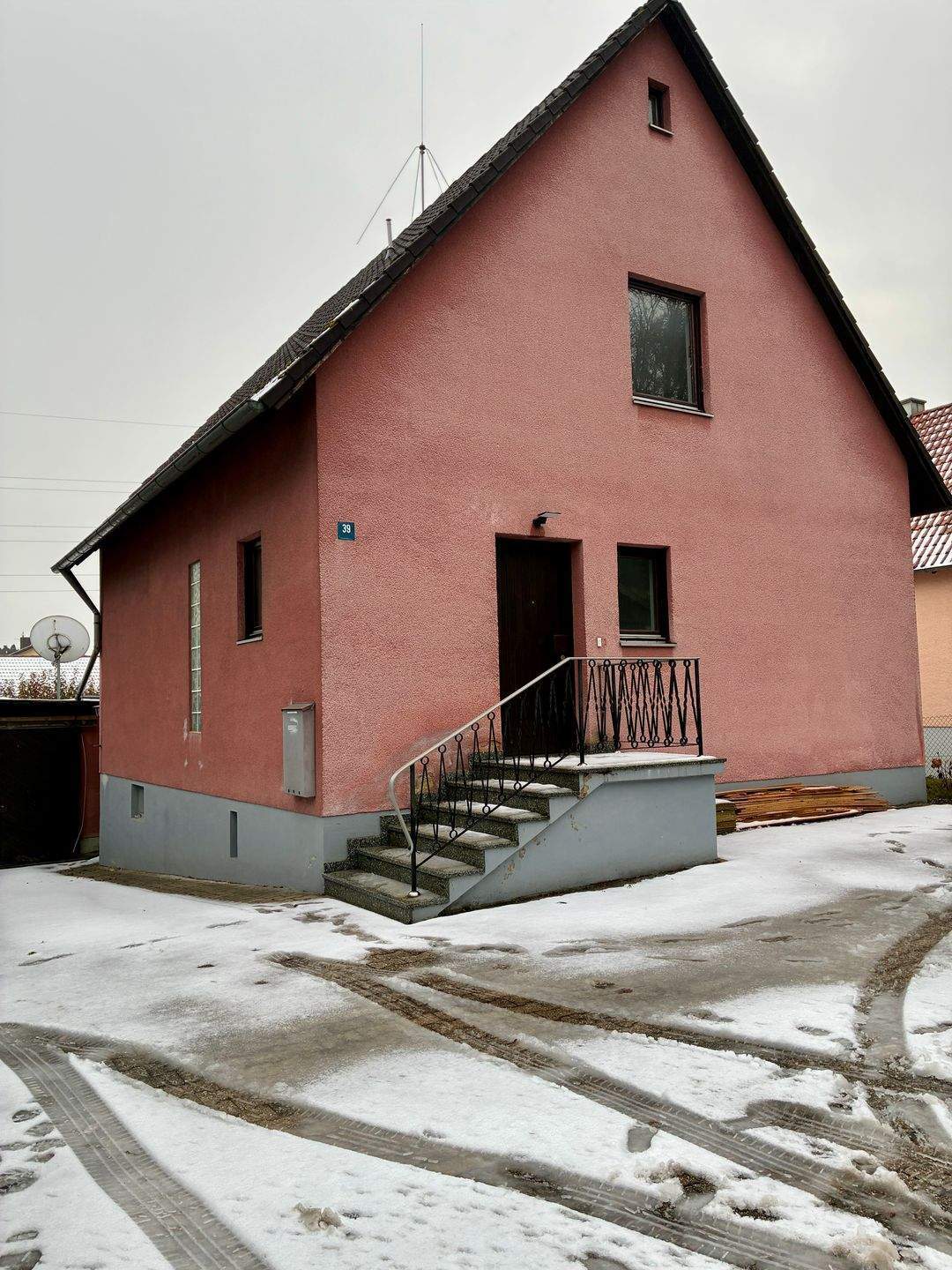                                                               Charmantes kleines Haus mit viel Platz f&uuml;r Lagerfl&auml;che                                                       in Altdorf (Landshut)