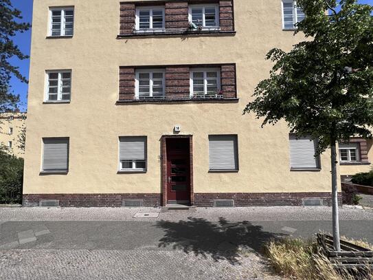 Leerstehende Wohnung in ruhiger Seitenstraße im 1.OG