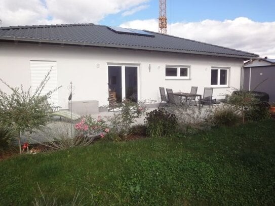 Lichtdurchfluteter, neuer und moderner Bungalow in Ortsrandlage