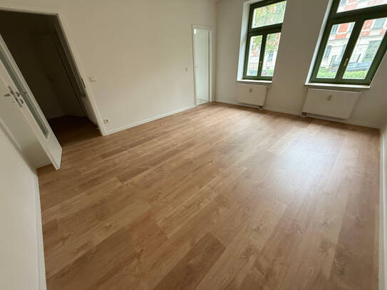 Modernes Laminat - Bad mit Wanne + sep. Küche