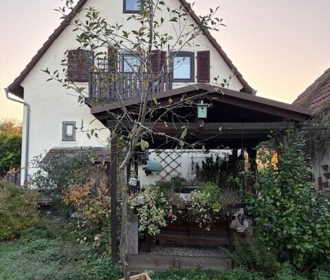 Gemütliches Einfamilienhaus mit Pergola, großem Garten, Garage ca. 800m² Grundstück.....