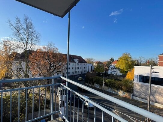 2-Raumwohnug mit Balkon, Aufzug u. EBK *sofort bezugsfrei*