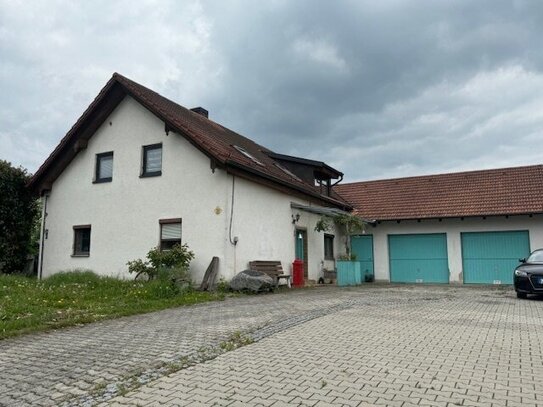 Idyllisch gelegenes, teilrenoviertes Haus mit großzügigem Grundstück und Weitblick