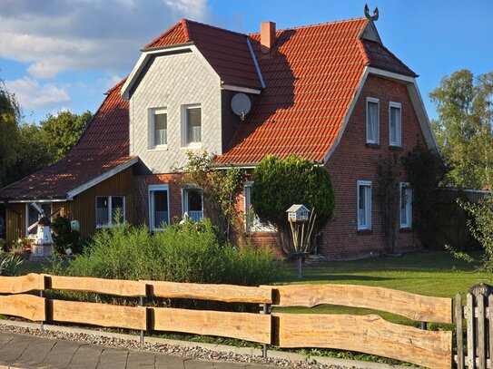 Natur- und Elbnahes Landhaus mit Carports und Garagen auf großem Grundstück