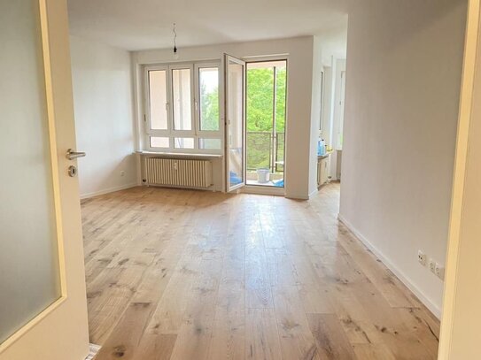 Süd-Balkon, 2 Bäder, komplett saniert, 4 Zimmer, Tiefgarage, Parkett- günstiges Hausgeld