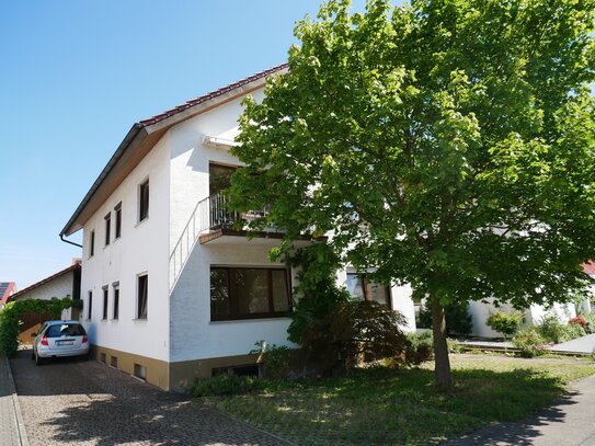 Gepflegtes Zweifamilienhaus mit ausgebautem Dachstock, großer Garage mit Carport und Garten