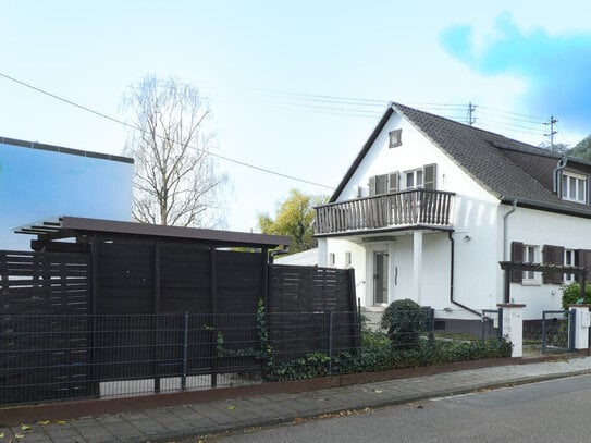 Achtung, Lage Lage Lage! Kleines Haus mit viel Anbaumöglickeiten und großem Garten!