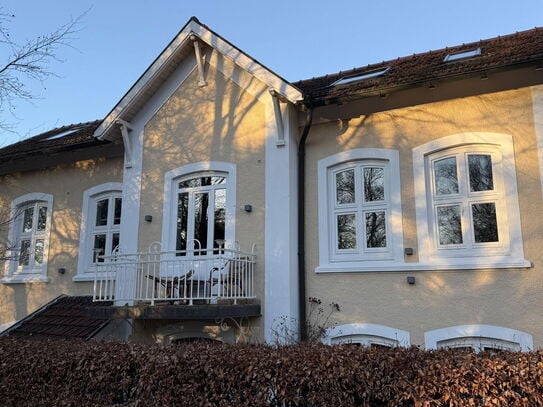 Renoviertes Altbau-Haus aus der Gründerzeit in Bauernhaus-Umgebung Alt-Osdorf