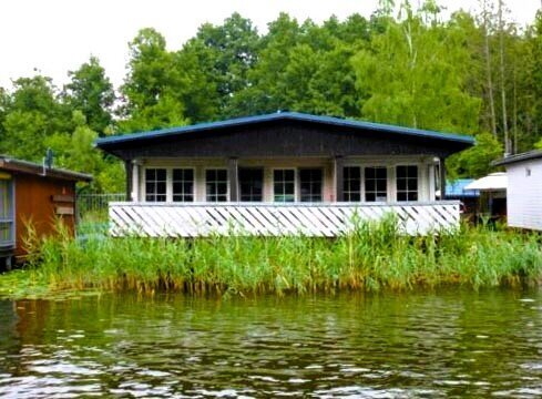 geräumiges Bootshaus mit Eigentumsland und kleinem Boot an der Müritz-Havel Wasserstraße