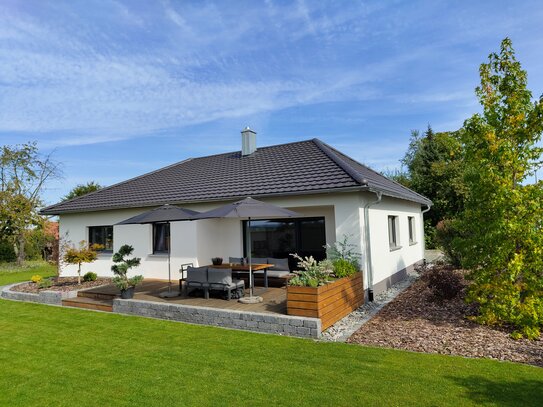 Kernsanierter, vollunterkellerter Bungalow auf großem Grundstück